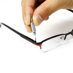 Apollo Tools Mr. 7 Hands 8-in-1 Multi-Tool Flashlight (DT1719)