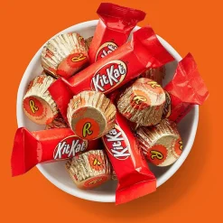 Hershey's KIT KAT and REESE'S Assorted Milk Chocolate Flavored Miniatures, Candy Party Pack, 33.36 oz (HEC40040)